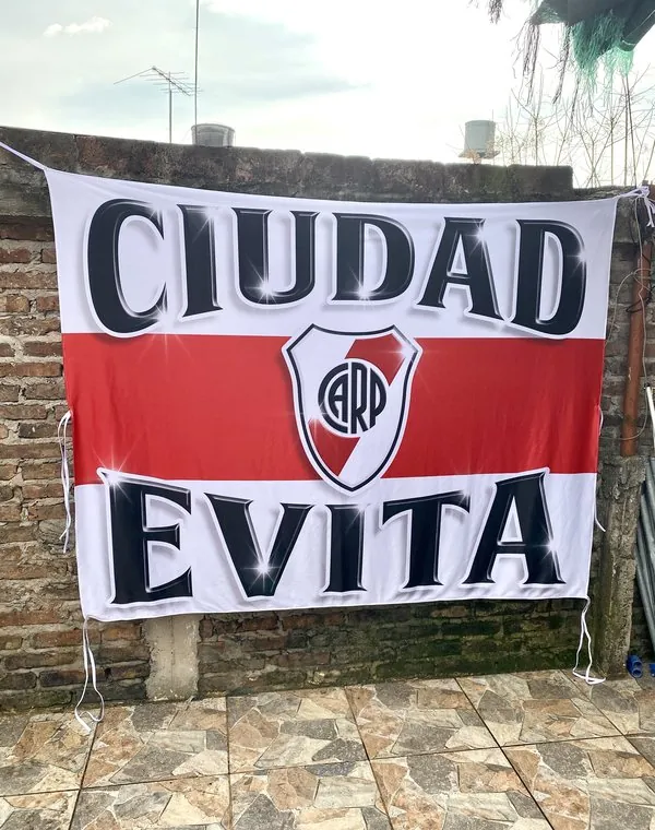 Bandera personalizada de River Ciudad Evita de 2 x 1,50 m con escudo y franja roja, trapo de poliéster