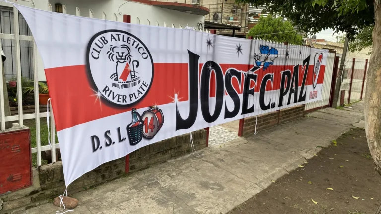 Trapo largo de River D.S.L. José C. Paz colgado