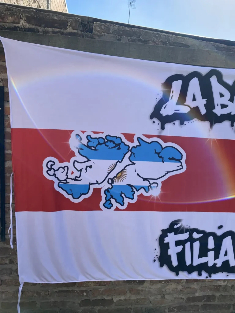 Detalle de Malvinas en bandera de filial de River