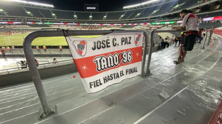 Bandera Tano 96 en la tribuna del Monumental